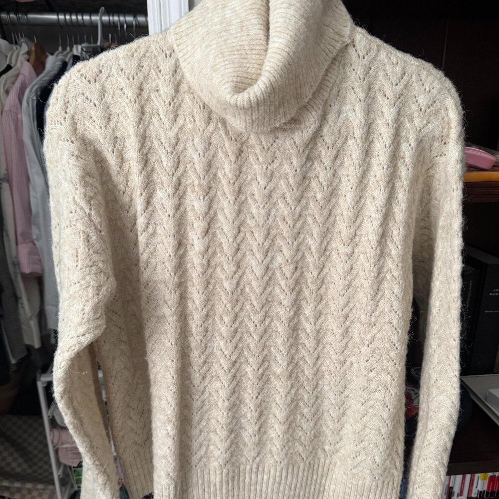 Cable knit turtle neck in creme color size M